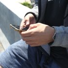 Una persona recibe y envía mensajes a través de su celular.