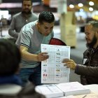 Ciudadanos votan en las elecciones regionales y locales en Bogotá (Colombia).