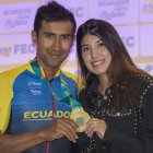 Jhonatan Narváez y su esposa Génesis Rodríguez posaron con la medalla de oro.