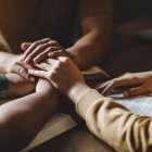 Indiferente de la religión, la mayoría de las personas se aferra a un Dios o ser supremo. Lo hace como un acto de fe.