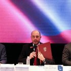 El exministro de Producción, Comercio Exterior, Inversiones y Pesca de Ecuador, Julio José Prado (c) y el actual ministro, Daniel Legarda, durante la firma del acuerdo comercial con China.