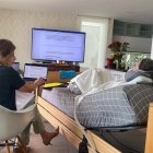 Paola Roldán, paciente de ELA, está postrada en una cama. Es ciudada por un equipo de profesionales médicos.