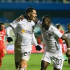 Paolo Guerrero y Leonel Quiñónez forman parte del equipo ideal de la Copa Sudamericana.