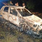 Escena. La policía busca indicios para saber quiénes eran las personas quemadas en la cajuela de un carro.