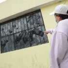 Escena. Sofía muestra cómo destrozaron los vidrios de sus vecinos.