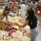 Flores. Ayer, hubo personas que compraron flores en los supermercados, como en Megamaxi, para llevar a las tumbas.