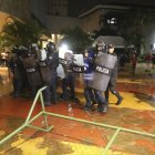 Miembros de la Policía se enfrentan con simpatizantes del gobernante Partido Libertad y Refundación (Libre) hoy, en el Congreso Nacional en Tegucigalpa (Honduras).
