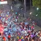 Descontrol. En esta imagen captada en el malecón se puede ver apenas una parte del grupo de motociclistas que se desplazaron por Guayaquil ayer.
