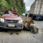 Una piedra cayó sobre un vehículo