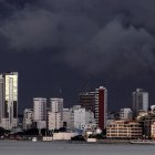 Una vista panorámica de la ciudad de Guayaquil (Ecuador), cubierta de nubes, durante una temporada de lluvias.