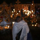 Familias se reúnen alrededor de las tumbas de sus seres queridos en la madrugada de hoy, en Pátzcuaro, estado de Michoacán (México). En el panteón municipal de la comunidad indígena de Arocutín celebran el Día de Muertos a través de la tradicional "Velada" donde el cementerio se convierte en un faro de luz en honor a los difuntos que han partido. EFE/ Iván Villanueva