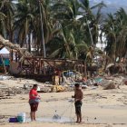 Personas permanecen un una de zonas afectadas por el paso del huracán Otis en el balneario de Acapulco, en el estado de Guerrero (México).