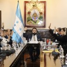 El presidente del parlamento, Luis Redondo (c), junto a los integrantes de la Comisión Permanente del Parlamento de Honduras sesionan antes de designar al nuevo fiscal general del Estado y fiscal general adjunto, hoy en Tegucigalpa (Honduras). La Comisión Permanente del Parlamento de Honduras designó este miércoles al nuevo fiscal general del Estado y fiscal general adjunto, entre denuncias de la oposición y otros sectores que afirman una presunta ilegalidad