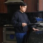 Independencia. Los jóvenes solteros retrasan la salida de sus hogares debido a factores económicos y sociales.