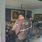 Evidencias. Agentes recogen indicios en los lugares allanados.