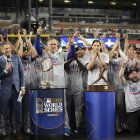 El entrenador Bruce Bochy levantó el trofeo de monarcas del equipo.