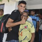 Luis Díaz, jugador del Liverpool, con su padre en una despedida.