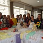 Artesanas. La mayoría son  mujeres de la tercera edad.