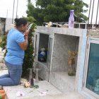 Una ciudadana peninsular visitó los restos de su familiar.