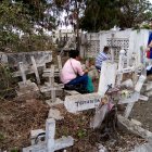 Familia. Visitantes se acomodaron entre las tumbas, en Playas.