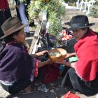 Tradición. Una familia salasaca llevó comida para compartir entre sus miembros, en el cementerio de Pelileo.