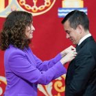 El presidente electo de Ecuador junto a la presidenta de la Comunidad de Madrid.