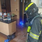 Ayuda. Miembros del Cuerpo de Bomberos acudieron a brindar ayuda a nueve miembros de una familia.
