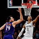 Wembanyama (d) guió a los San Antonio Spurs para imponerse a los Phoenix Suns.