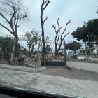 Abandono. La puerta principal del parque se encuentra abollada.