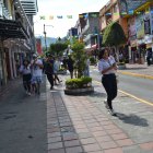Festividad. Los turistas paseaban por las calles adornadas de la provincia.