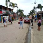 Los comerciantes ofrecieron a los turistas sus productos en oferta.