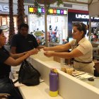 ENTREVISTA A EMPRENDEDORES DE ISLAS EN CENTRO COMERCIAL MALL DEL SOL  PERIODISTA : GABRIEL CORNEJO FECHA : 19/10/2023 Agencia (ag-extra)