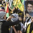 Simpatizantes de Hizbulá escucharon el discurso del líder  a través de una pantalla en Beirut