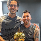 Leo y Lio posaron juntos con el Balón de Oro.