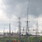 Trabajos. Operarios realizan mantenimiento a instalaciones, en Quito.