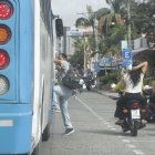 Desorden. La mayoría de conductores de buses urbanos recogen donde sea a los pasajeros, ya sea en medio de las vías o a dos metros de donde están las paradas, exponiendo al ciudadano al peligro de ser atropellado.