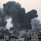 El humo se eleva tras los ataques israelíes en el barrio de Tal Al Hawa en la ciudad de Gaza, 4 de noviembre de 2023.