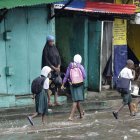 Las inundaciones afectaron a varios edificios, y obstaculizaron el paso de peatones y vehículos.