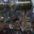El argentino Germán Cano, goleador de Fluminense, levanta la Copa Libertadores.
