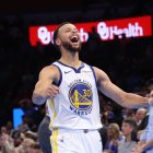 Steph Curry anotó la canasta del triunfo de los Warriors sobre los Thunder.
