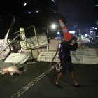 Situación. Los ciudadanos han cerrado las calles de las urbes y carreteras con pancartas, puertas metálicas, barrotes, y cualquier objeto cercano.