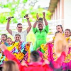 Celebración de escuela colombiana tras ganar concurso ambiental.