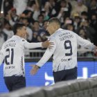 Paolo Guerrero (d) festeja con Sebastián González (i) tras marcar el segundo gol albo.
