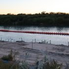 Escena. El gobierno de Texas, bajo el liderazgo del ultraconservador Greg Abotta ordenó instalar una barrera flotante de boyas de 300 metros para dificultar el cruce de los migrantes.