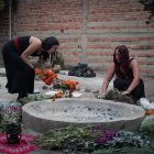 Idea. Mujeres preparan un altar para un ritual  de “sanación de  útero”.