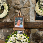 Se ha realizado un altar con rosas en memoria del deportista ecuatoriano.