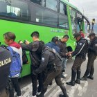 Operativo. La Policía detiene aleatoriamente a los buses para revisar a los pasajeros.