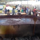 La tradicional bebida fue elaborada en leña.