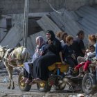 Estado. Familias repletas de menores buscan escapar de la zona de guerra que se ha convertido sus hogares.