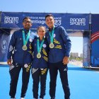 Los marchistas Daniel Pintado (i), Glenda Morejón (c) y David Hurtado (d), con las medallas de oro alcanzadas en Chile.